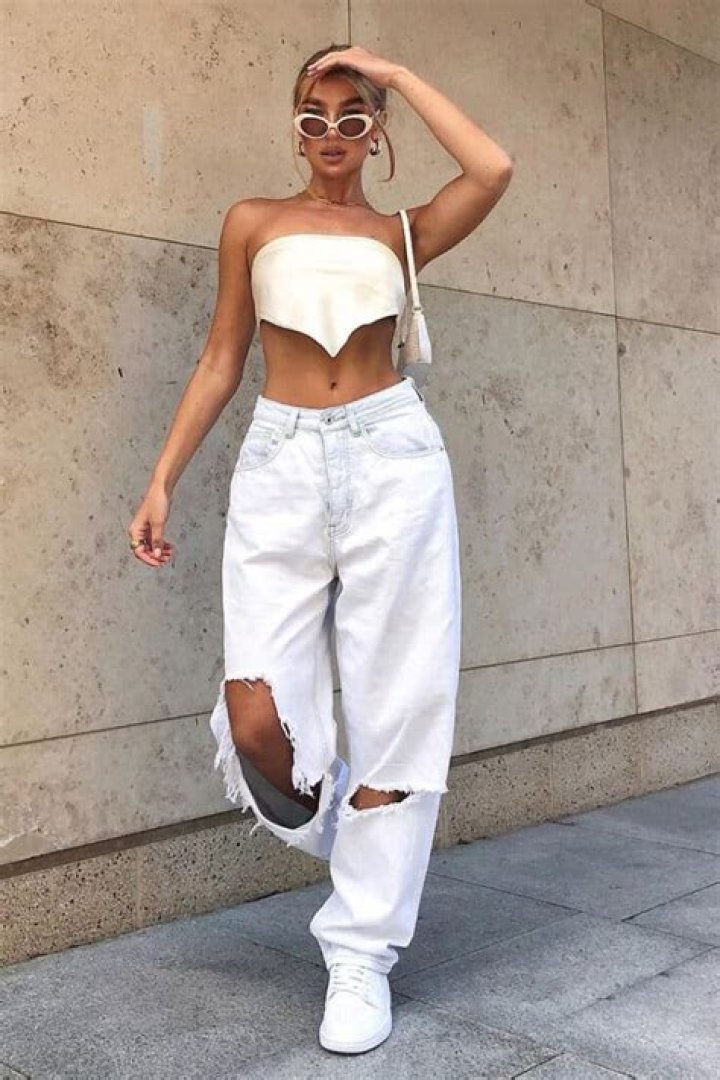 Complete Your Look: Effortlessly Stylish Boyfriend Jeans With Cropped Tops
