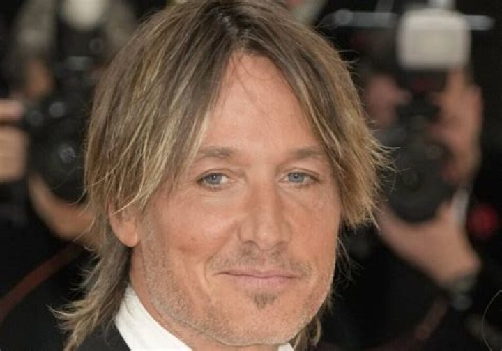 Does Country Music Star Keith Urban Rock Eyeliner? Find Out!