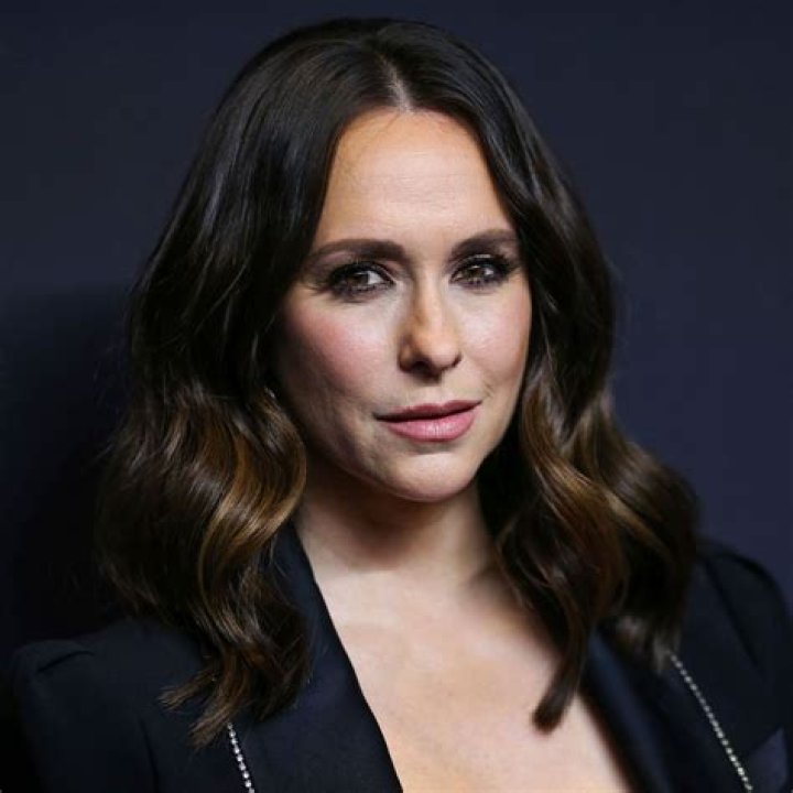 911: Jennifer Love Hewitt Stars In New Procedural