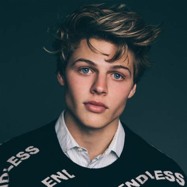 Sam Dezz's Remarkable Height: A Comprehensive Analysis